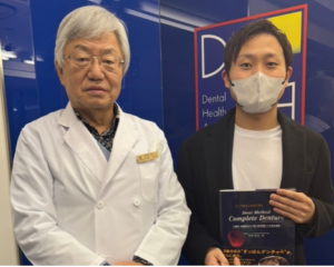 仙台市宮城野区のしらとり歯科医院。入れ歯セミナーで今井先生（モンゴル大学客員教授）と対談し、リンゴ丸かじりを目指す精密入れ歯の研鑽を積む様子。