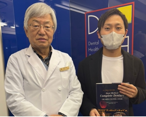 仙台市宮城野区のしらとり歯科医院。入れ歯セミナーで今井先生（モンゴル大学客員教授）と対談し、リンゴ丸かじりを目指す精密入れ歯の研鑽を積む様子。