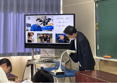 仙台市宮城野区の小学校で「歯の大切さ」を授業するしらとり歯科医院の歯科医師。インプラントや予防歯科、噛める喜びについて解説している様子。