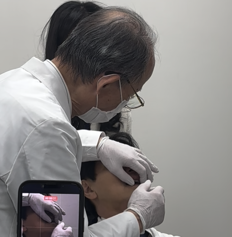 勉強会に参加し、インプラント治療について学んでいる仙台市 宮城野区 しらとり歯科医院