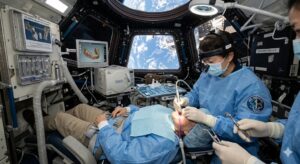 仙台市宮城野区の歯科医院が解説:宇宙ステーション内で歯科治療を受ける患者。宇宙飛行士の骨の健康維持(噛む刺激)の重要性を象徴するイメージ画像。