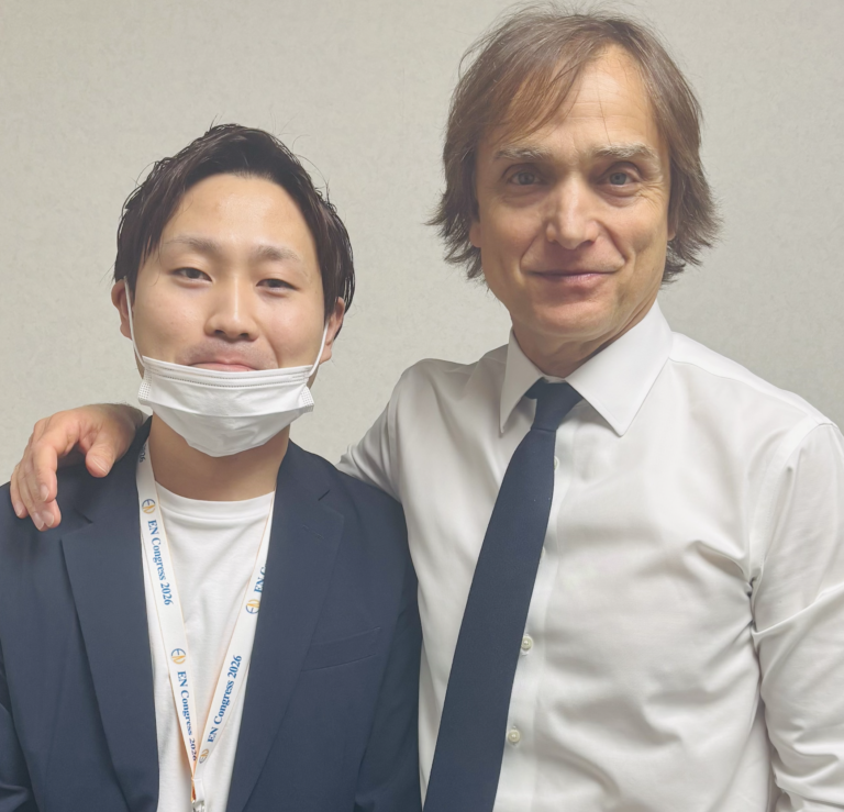 仙台市宮城野区のしらとり歯科医院でインプラント治療を学ぶ医師と、骨造成の世界的権威Istvan Urban先生の2ショット