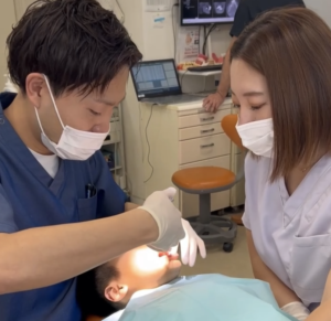 仙台市宮城野区の小児歯科・矯正治療でおすすめの歯科医院で、子どもが優しく丁寧なむし歯予防のフッ素塗布や定期健診を受けている実際の診療風景