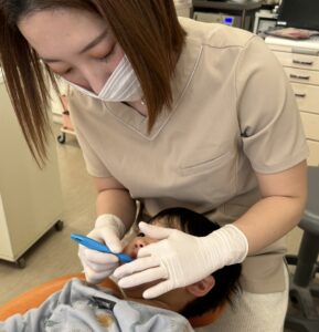 仙台市宮城野区のこども歯医者で、お子様のフッ素塗布やむし歯予防のケア、矯正治療のご相談にも応じるおすすめの歯科医院「しらとり歯科医院」の院内風景