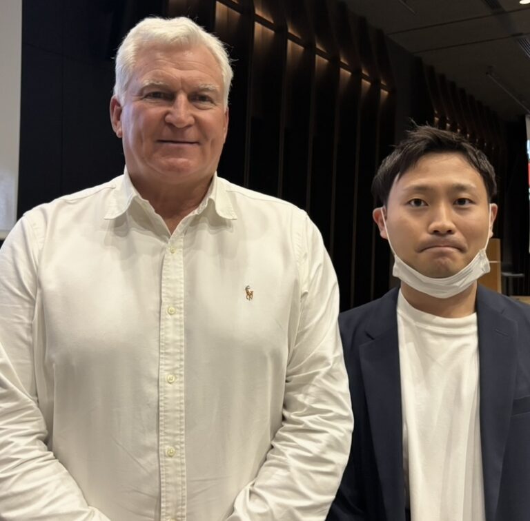 仙台市宮城野区でインプラント治療やオールオン4（All-on-4）をおすすめする、しらとり歯科医院の西村先生。開発者であるDr.パウロ・マロ（Paulo Malo）氏から、顎骨調整（フラットニング）やボーンアンカードブリッジの臨床・セミナーをポルトガルのリスボンにて直接受講した際のツーショット写真。本式の固定式入れ歯治療を提供する名医としての信頼性を裏付ける一次情報。