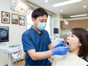 歯科医師が患者の開口量を測定する様子｜仙台市宮城野区でインプラント相談なら「しらとり歯科医院」